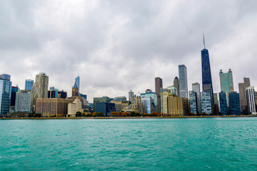 Naklejka premium Chicago skyscrapers, Illinois state city, famous for the fountain and the magical colors of autumn, in the city park