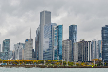 Naklejka premium Chicago skyscrapers, Illinois state city, famous for the fountain and the magical colors of autumn, in the city park
