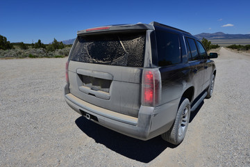 Obraz na płótnie Canvas A really dirty SUV in Nevada.