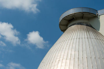 Faulturm in der Kl&auml;ranlage vor blauem Himmel mit Textfreiraum