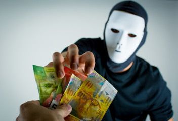 maskierter Mann greift nach dem Geld / Diebstahlt / Versteckte Kosten
