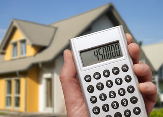 Modernes Haus und Taschenrechner