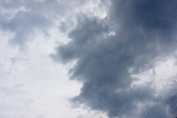 Fototapeta na wymiar 空と雲「空想・雲のモンスター」何かを見つめる、凝視、出迎えるなどのイメージ