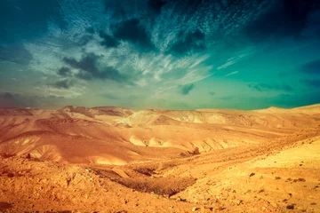 Fotobehang Woestijnlandschap Bergachtige woestijn met kleurrijke bewolkte hemel. Judese woestijn in Israël bij zonsondergang