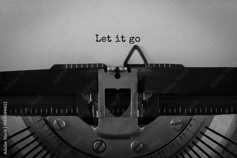 Fototapete Text Let it go typed on retro typewriter