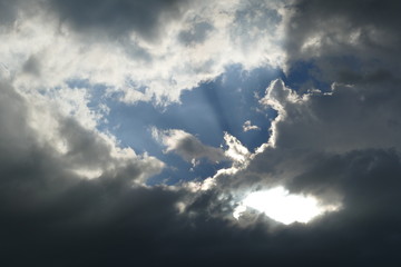 Wolkenfetzen ziehen vor die Sonne