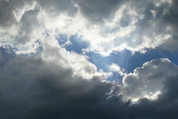 Naklejka na ściany i meble Wolkenfetzen ziehen vor die Sonne