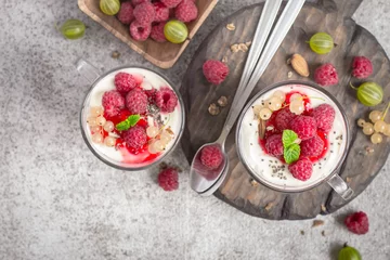 Gordijnen Zomers gezond dessert met frambozen en yoghurt op de snijplank © colnihko