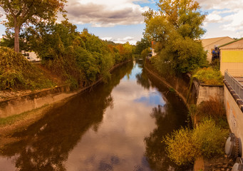 Fototapeta na wymiar Ein bewölkter Herbsttag am Fluss