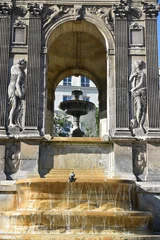 Fotobehang Fontijn Beeldhouwwerken en bassins van de Fontein van Innocents in Parijs, Frankrijk