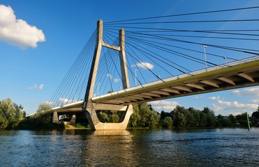 Fototapeta na wymiar Architecture d'un pont suspendu.