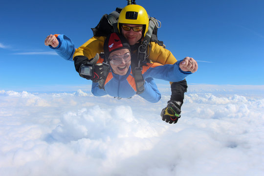 Tandem parachuting