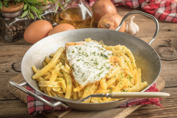 Fried egg served with yellow beans.