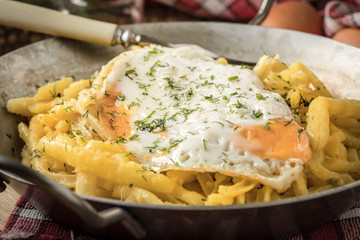 Fried egg served with yellow beans.