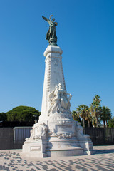 Fototapeta na wymiar the statue on the promenade des Anglais in Nice