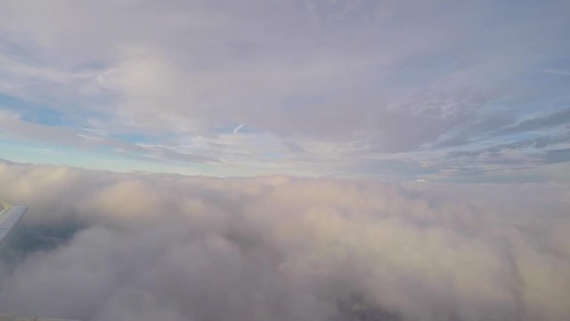 avion de ligne au dessus des nuages