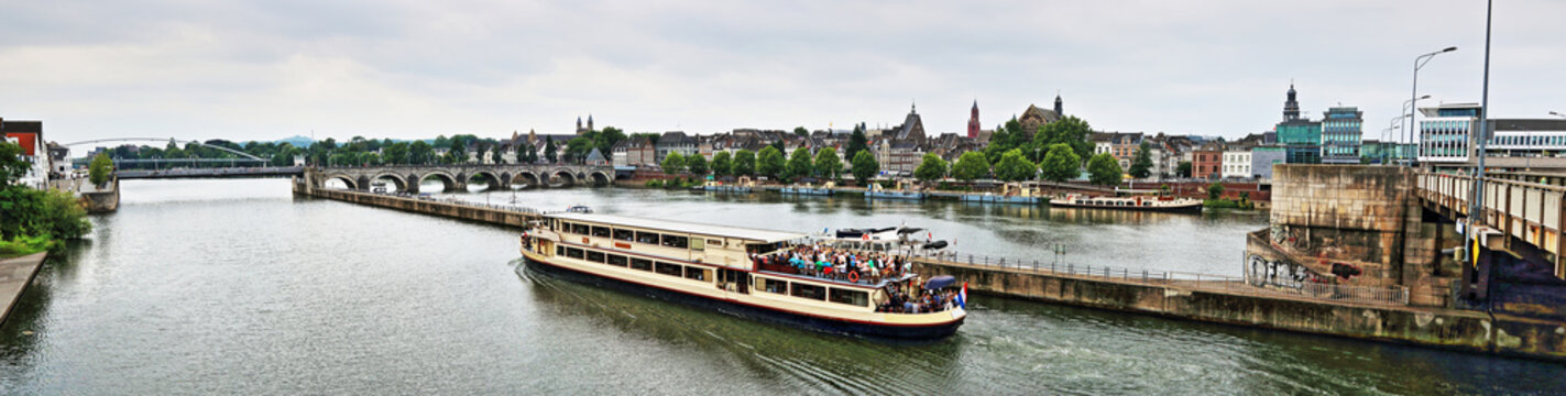 Panorama Ansicht Maastricht zwischen Sint Servas Brücke und Wilhelmina Brücke