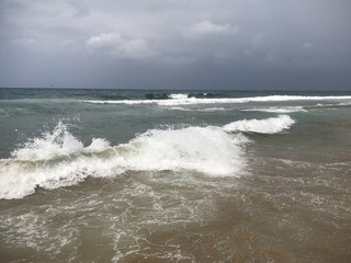 Wellen bei stürmischen Mittelmeer an der Nordküste Kretas