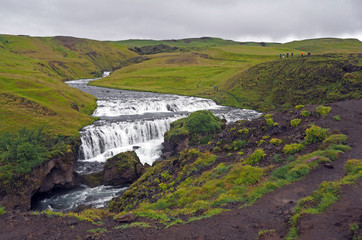 Obraz premium waterfall cascade on the iceland trek in green nature