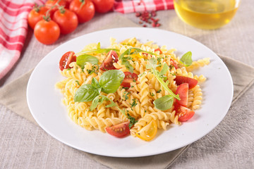 pasta with tomato and basil