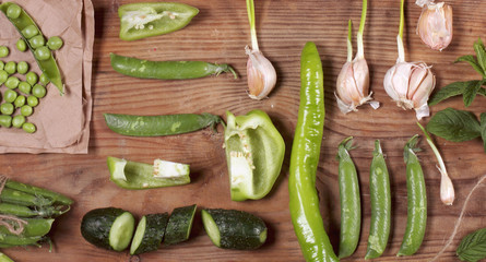 овощи и фрукты зелёного цвета лежат на столе из дерева  © Anna81