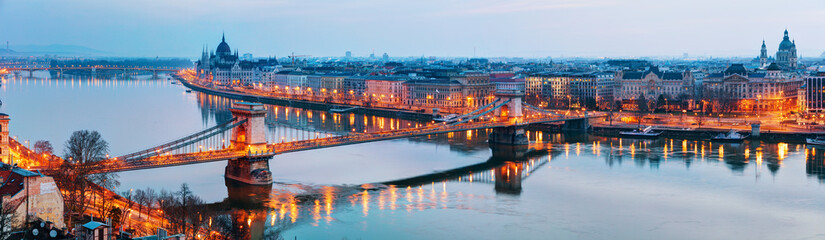 Obraz premium Przegląd Budapesztu o zachodzie słońca