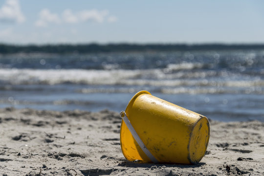 En gul hink p&aring; stranden