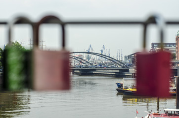 Liebes-Schösser an Brücke in Hamburg