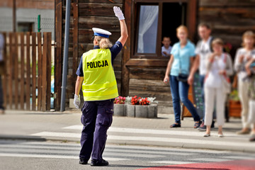 Policjantka kierująca ruchem. - obrazy, fototapety, plakaty