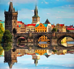 Papier Peint photo Lavable Prague Pont Charles à Prague République tchèque. Belle vue sur le célèbre pont, l& 39 architecture colorée et la rivière Vltava avec reflet