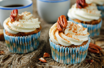 Carrot cinnamon cupcakes with pecan