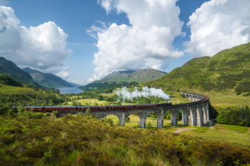 Der Dampfzug Jacobite (alias Hogwarts Express) fährt am Glenfinnan-Viadukt vorbei