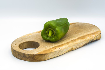 Peperone verde su tagliere