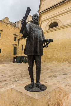 Bronze statue of Grand Master Jean de Vallette, Valletta, Malta