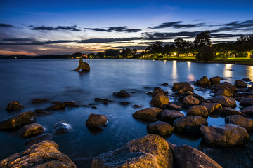 El Nino am Bodensee zur blauen Stunde mit sch&ouml;ner Wolkenstimmung und Steinen am Seeufer 