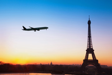 Naklejka premium lot do Paryża, podróż samolotem do Francji