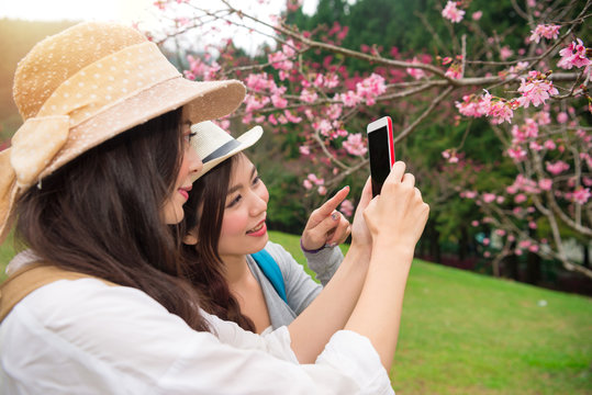 Travel asian girls using smartphone app