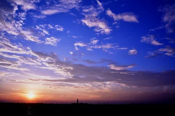 Fototapeten Sommersonnenuntergang und Skyline der Stadt © kawa10