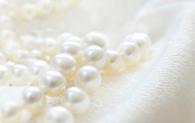 Perlenkette Nahaufnahme auf weißen Seide