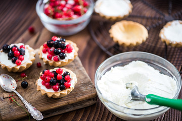 Making black and red currant tart with cottage cheese