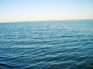 Obraz premium blue river and blue sky separated by a horizon line