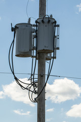 Transformatoren an einem Mast