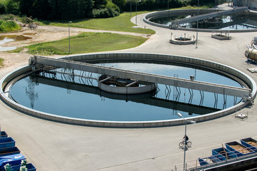 Nachklärbecken in der Kläranlage von oben fotografiert