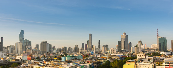 Obraz premium Panorama pejzaży miejskich budynki i drapacze chmur w centrum luksusowy hotel z niebieskim niebem w Bangkok Thailand.