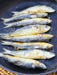 sardines grillées dans la poêle 