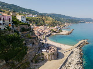 Vista aerea di Pizzo Calabro, molo, castello, Calabria, turismo Italia. Vista dal mare. Case sulla roccia. Sulla scogliera si staglia il castello aragonese