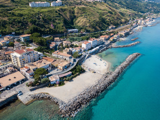 Obraz premium Vista aerea di un molo con rocce e scogli sul mare. Molo di Pizzo Calabro panoramica vista dall’alto. Estate mare e turismo sulle coste calabre del sud Italia. Calabria, Italia