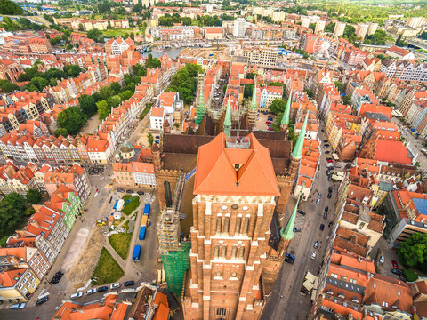 Fototapeta Gdańsk - krajobraz miasta z lotu ptaka. Wieża Bazyliki Mariackiej  i stare miasto z widoczną wyspą spichrzów.