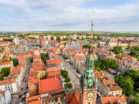 Fototapeta Gdańsk z lotu ptaka. Krajobraz starego miasta z wieżą muzeum i Długim Targiem widocznym w dole.