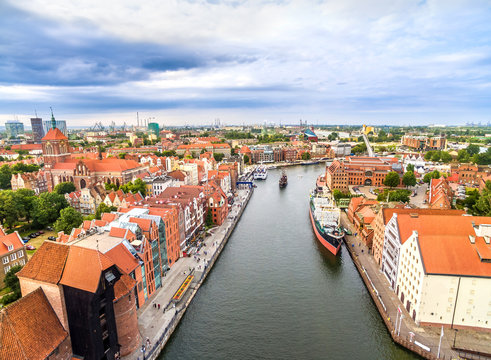 Fototapeta Gdańsk z lotu ptaka. Krajobraz starego miasta z Motławą.